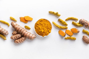 Taze ve kuru kök zerdeçal, arka planda sokağa çıkma yasağı tozu. Mesaj için yer var. Sağlıklı baharat bağışıklığı. Üst Manzara. Pankart. Doğal antiseptik..