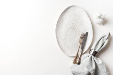 Beyaz masada tavşanlı Paskalya masası. Üst Manzara. Metin için boşluk. .