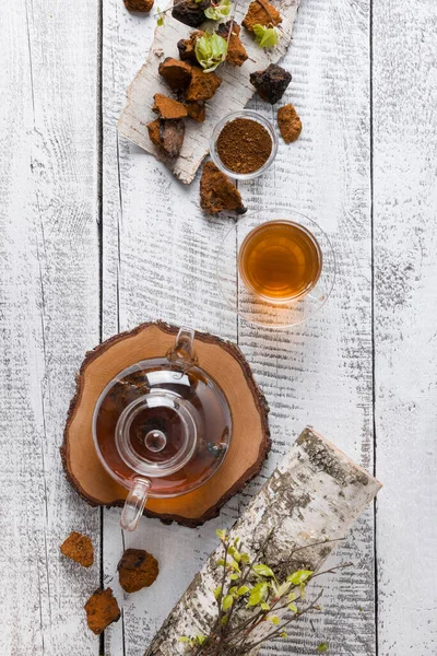 Organischer Chaga Pilz Aufguss Glasteekanne Auf Rustikalem Weißem Holzbrett Gesundes — Stockfoto