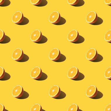 Nane yeşili arkaplanda dilimlenmiş kusursuz turuncu desen. Minimum, düz yatak, gıda dokusu.