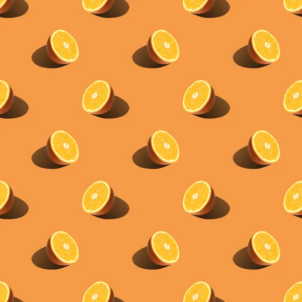 Nahtloses Muster Aus Halben Orangenscheiben Auf Orangefarbenem Hintergrund Minimal Flach — Stockfoto