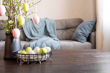 Paskalya ağacı ve renkli yumurtalarla dolu vazo. Karantinaya alın. Kişisel tecrit.