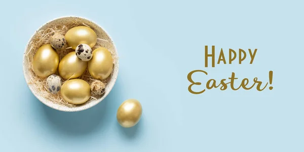 Sztandar Wielkanocny Złotymi Jajkami Misce Niebieskim Tle Pozdrowienia Tekstem Szczęśliwej — Zdjęcie stockowe