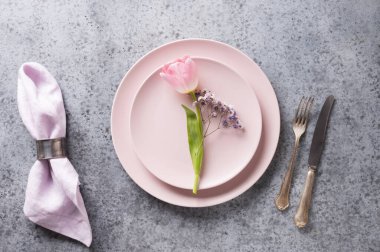 Gri masadaki pembe laleli Paskalya sofrası. Yukarıdan görüntüle.