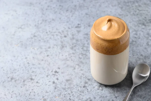 Dalgona Habos Kávé Üvegben Szürkén Trend Koreai Ital Latte Hab — Stock Fotó