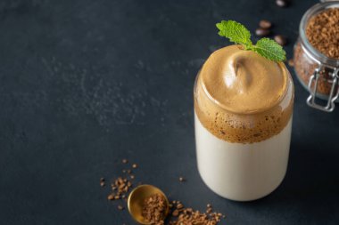 Ev yapımı Dalgona köpüklü kahve. Moda Kore kahvesi köpüklü kahve. Metin için boşluk.