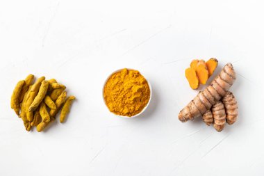 Taze ve kuru kök zerdeçal, siyah masadaki karbonhidrat tozu. Sağlıklı baharat bağışıklığı. Üst Manzara. Doğal antiseptik..