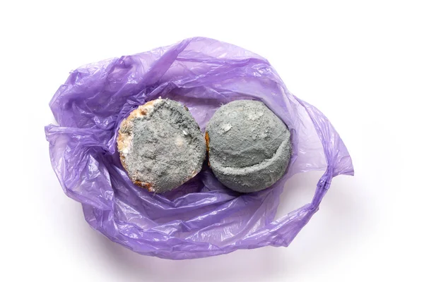 Naranja Moho Feo Bolsa Plástico Violeta Sobre Blanco Cerca Almacenamiento —  Fotos de Stock