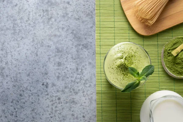 Dalgona Iced Matcha Teh Telur Putih Kocok Dengan Teh Matcha — Stok Foto