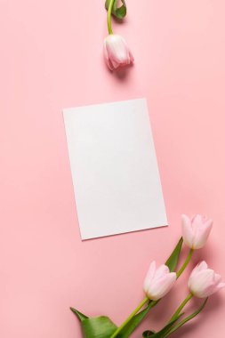 Pembe laleler ve boş boş boş pastel pembe arka plan için tezahürat. Kopyalama alanı olan üst görünüm. Tebrik kartı. Anneler Günü. Dikey biçim.