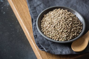 Siyah kasede organik çekirdek keneviri. Vejetaryenlerin yerine kullanışlı protein ve güvenli türlerden gelen organik vitamin kaynağı. Kapat..