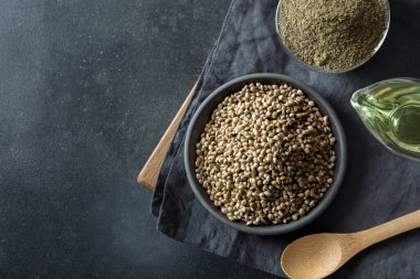 Siyah kâse ve yağda organik çekirdek keneviri. Güvenli türlerden kullanışlı protein ve organik vitamin kaynağı. Kapatın. Yukarıdan bak. Metin için boşluk.