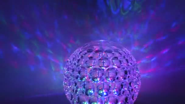 Spinning vakantie mystieke neon bal met stralen. — Stockvideo