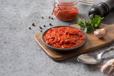 Gri üzerine fırında kırmızı dolmalık biber. Balkan mutfağı. Mesaj için yer var. Balkan mutfağı. Yatay oryantasyon. Kapat..