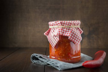 Geleneksel ayvar, kırmızı biber, sos, ahşap tahtaya harissa yapıştırın. Tunus, Gürcü ve Arap mutfağı. Metin için boşluk.