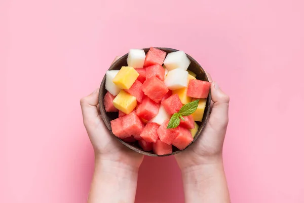 Ensalada Tropical Sandía Melón Melocotón Tazón Coco Manos Niños Sobre — Foto de Stock