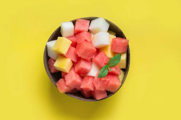 Ensalada Frutas Saludables Sandía Melón Mango Bol Coco Sobre Fondo — Foto de Stock