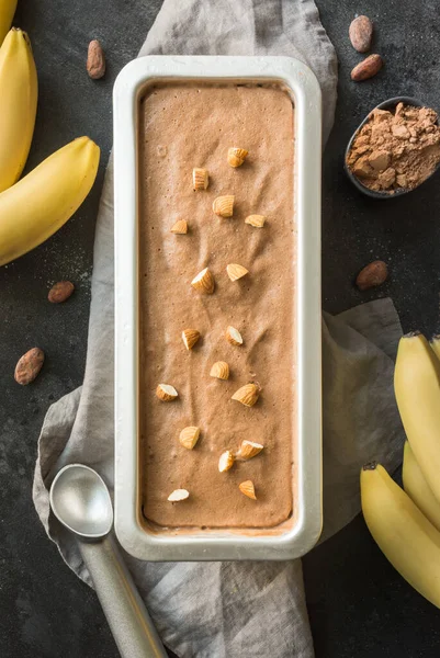 Helado Casero Chocolate Con Plátano Recipiente Metálico Con Granos Café — Foto de Stock