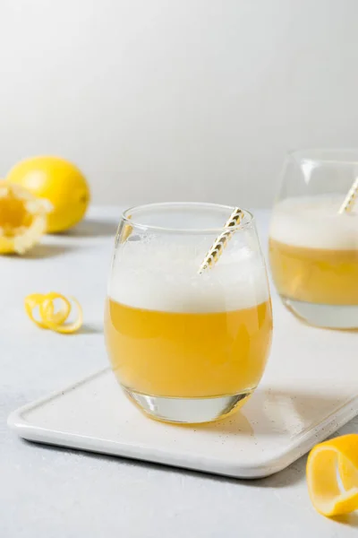 Two Whiskey Sour Cocktails Ingredients Lemon Juice Egg White White — Stock Photo, Image