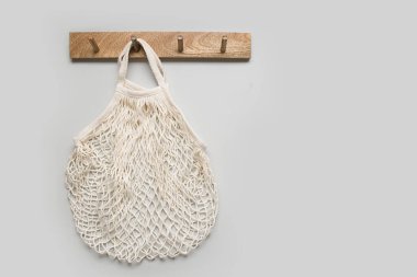 Boş pamuk alışveriş torbası duvarda asılı duruyor. Alışverişe hazırım. Uzayı kopyala Sıfır atık.