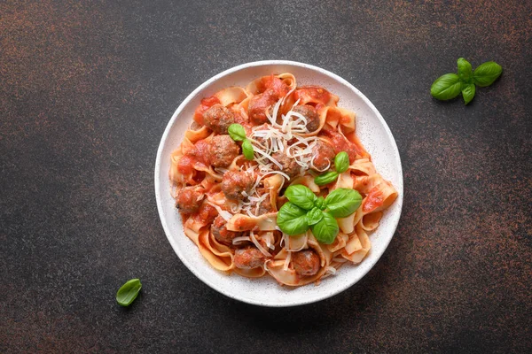 Italienische Hausgemachte Pasta Fettuccine Mit Frikadellen Käse Tomaten Basilikum Auf — Stockfoto