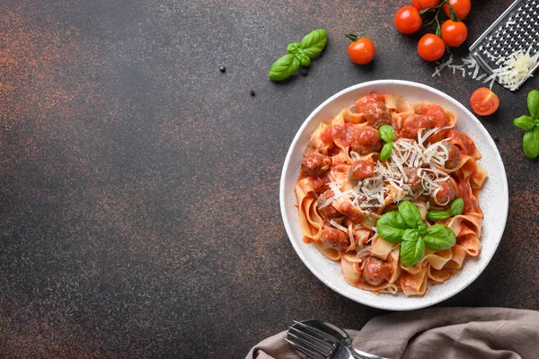 Italienische Pasta Fettuccine Mit Frikadellen Käse Tomaten Basilikum Blick Von — Stockfoto