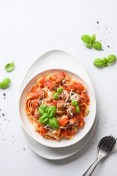 Pasta Fettuccine Mit Frikadellen Parmesan Tomaten Basilikum Auf Weißem Tisch — Stockfoto