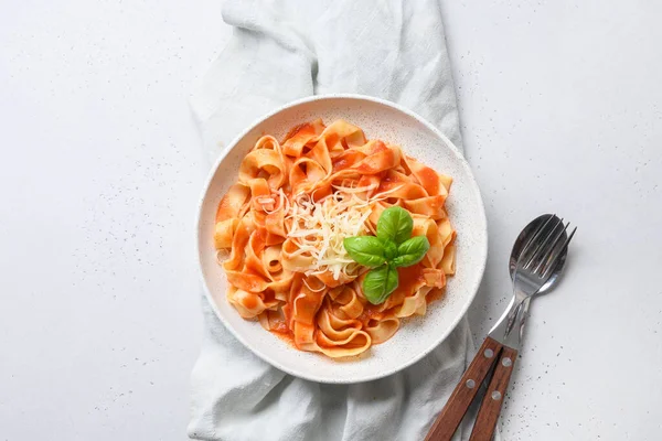 Fettuccine Sugo Pomodoro Con Basilico Fondo Bianco Vista Dall Alto — Foto Stock