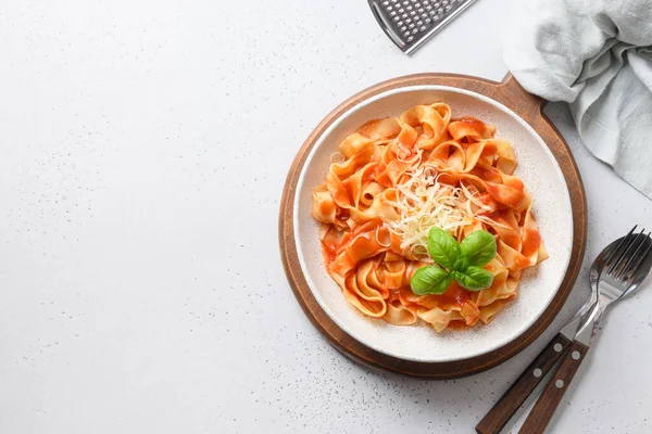 Pasta Fettuccine Mit Tomatensauce Mit Parmesan Und Basilikum Rustikalen Stil — Stockfoto