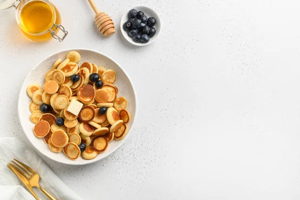 Winzige Trendige Pfannkuchen Mit Blaubeeren Und Honig Auf Weißem Tisch — Stockfoto