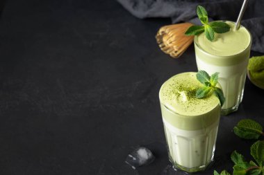 Bir bardak Dalgona Buzlu Latte Matcha çayı. Kapatın. Moda içeceği. Metin için boşluk.