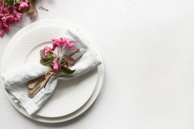 Beyaz masa üzerinde elma ağacı çiçekleri olan zarif romantik masa. Üst Manzara. Metin için boşluk.