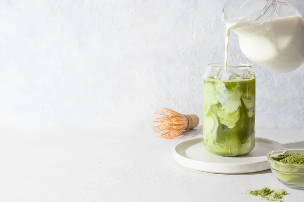 冰凉的绿茶和倒入白底玻璃杯的牛奶 文字空间 靠近点横向方向 — 图库照片