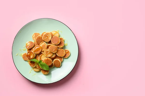 Hausgemachte Kleine Müsli Pfannkuchen Mit Honig Auf Grünem Teller Auf — Stockfoto