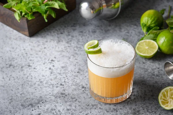 Pisco Sour Cocktail Whisky Med Lime Äggvita Sockersirap Glas Grått — Stockfoto