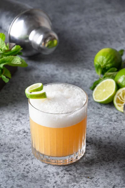 Pisco Sura Cocktail Wiskey Med Lime Äggvita Sockersirap Glas Grått — Stockfoto