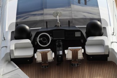 lüks yat limanında demirlemiş