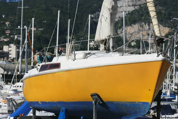 Pequeño barco de pesca en reparación —  Fotos de Stock