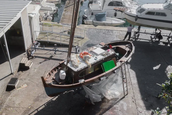 Малий рибальський човен у ремонті — стокове фото