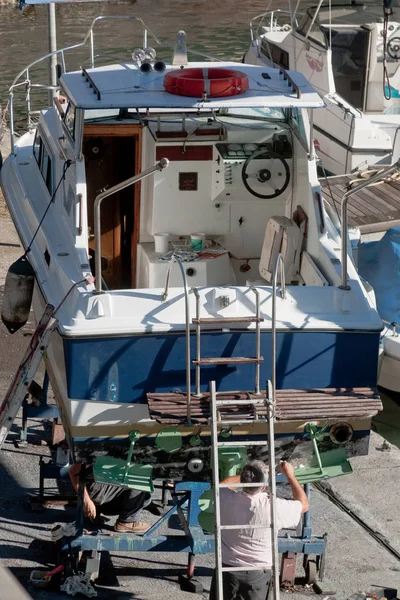 Petit bateau de pêche en réparation — Photo