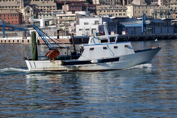 Yate de lujo amarrado en el puerto — Foto de Stock