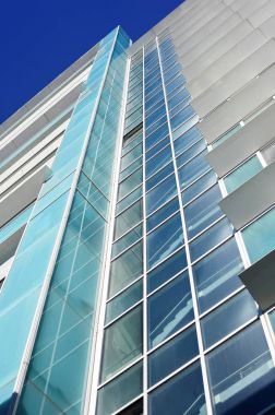  Mavi gökyüzünde gökdelen