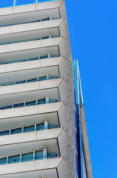 Mrakodrap na modré obloze — Stock fotografie