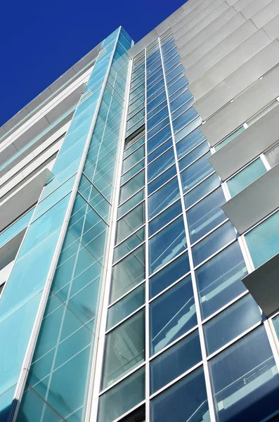  Mavi gökyüzünde gökdelen