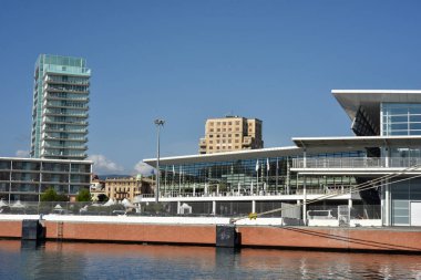 Savona cruise terminal mavi gökyüzü ile