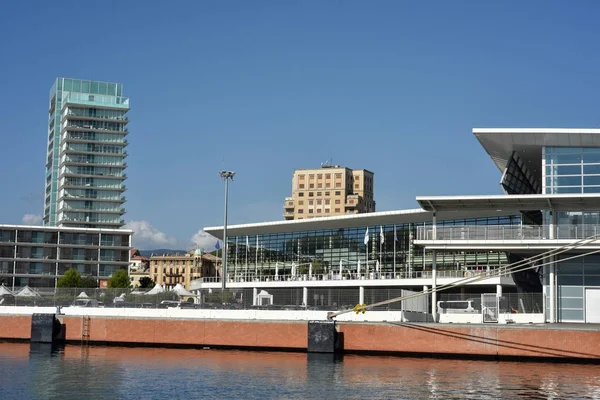 Savona cruise terminal mavi gökyüzü ile