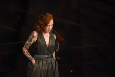 Sanremo, İtalya 5 Şubat 2018: şarkıcılar, İtalyan şarkı Festivali, şarkı yarışması katılımcıları geçit töreni Sanremo Ariston tearto önüne kırmızı halı üzerinde. (Resim, şarkıcı Eva )