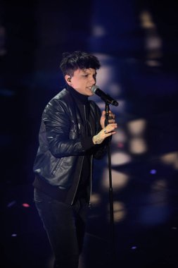 Sanremo, İtalya 5 Şubat 2018: şarkıcılar, İtalyan şarkı Festivali, şarkı yarışması katılımcıları geçit töreni Sanremo Ariston tearto önüne kırmızı halı üzerinde. (Resim, şarkıcı Ultimo )