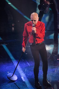 Sanremo, İtalya 5 Şubat 2018: şarkıcılar, İtalyan şarkı Festivali, şarkı yarışması katılımcıları geçit töreni Sanremo Ariston tearto önüne kırmızı halı üzerinde. (Resim, şarkıcı Enrico Ruggeri )