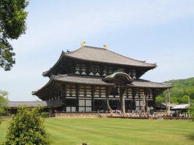 Nara, Japonya - 02 Mayıs 2009: Nara şehrindeki güneşli bahar gününde Daibutsu-den veya Todai-ji Budist Tapınağı Büyük Buda Salonu manzarası. Daibutsu-den 'de Buda' nın dünyanın en büyük bronz heykeli var..